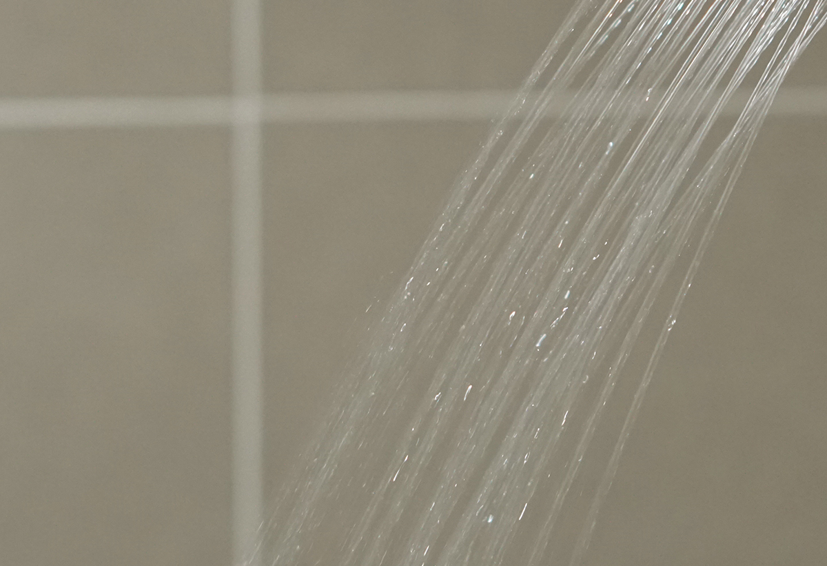 Απεικονίζεται η ροή νερού από ένα τηλέφωνο μπάνιου.